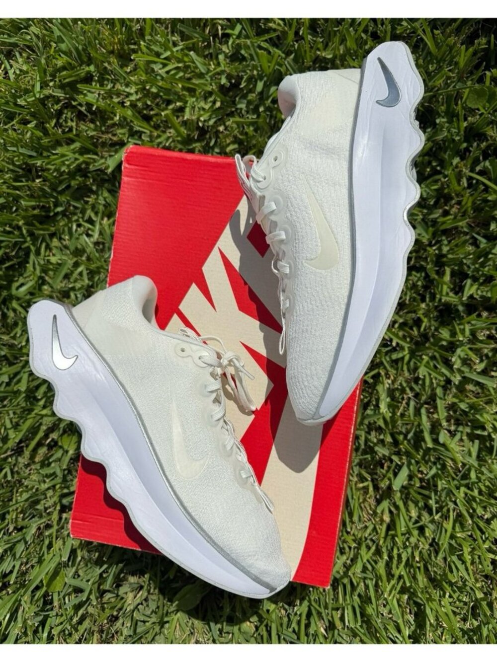 10 WOMEN'S NIKE MOTIVA SUMMIT WHITE / SILVER SNEAKERS RUNNING LIKE NEW